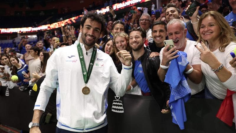 Matteo Berrettini festeggia la vittoria della Coppa Davis
