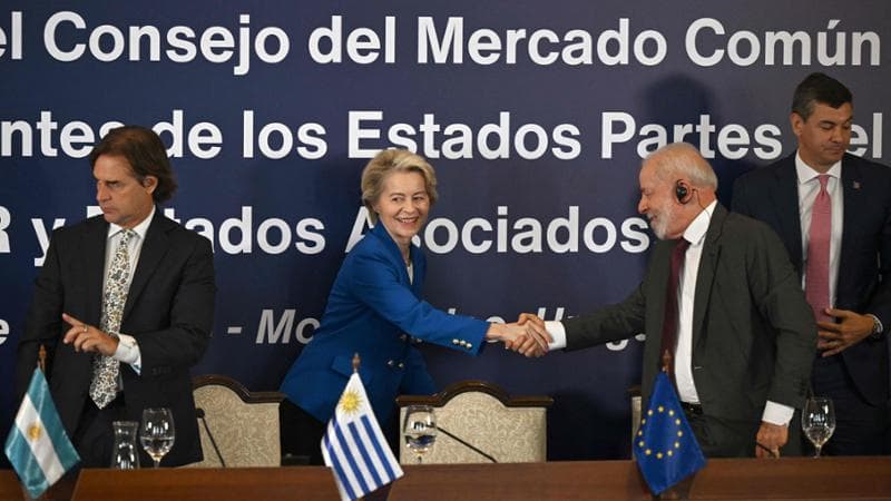 Ursula von der Leyen a Montevideo il 6 dicembre scorso con i presidenti di Brasile, Uruguay e Paraguay