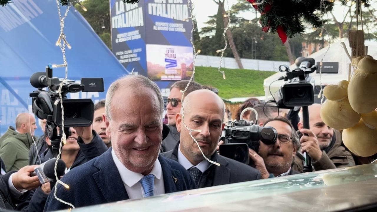 Autonomia, Calderoli ad Atreju, porchetta e referendum: "Talpa in Cassazione parla con Repubblica"