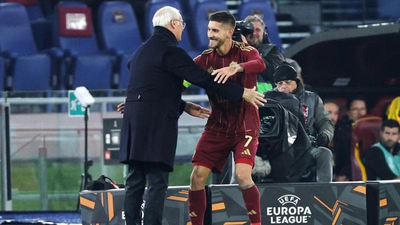 Pellegrini abbraccia Ranieri dopo il gol
