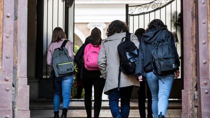 In Italia record di compiti a casa. Ma i prof: “Durante le vacanze di Natale meglio staccare”