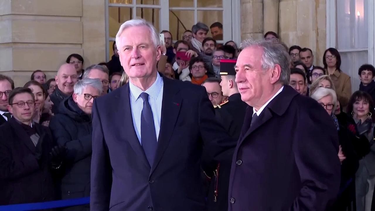 Macron nomina Bayrou primo ministro: l'ex premier Barnier lo accoglie a Parigi