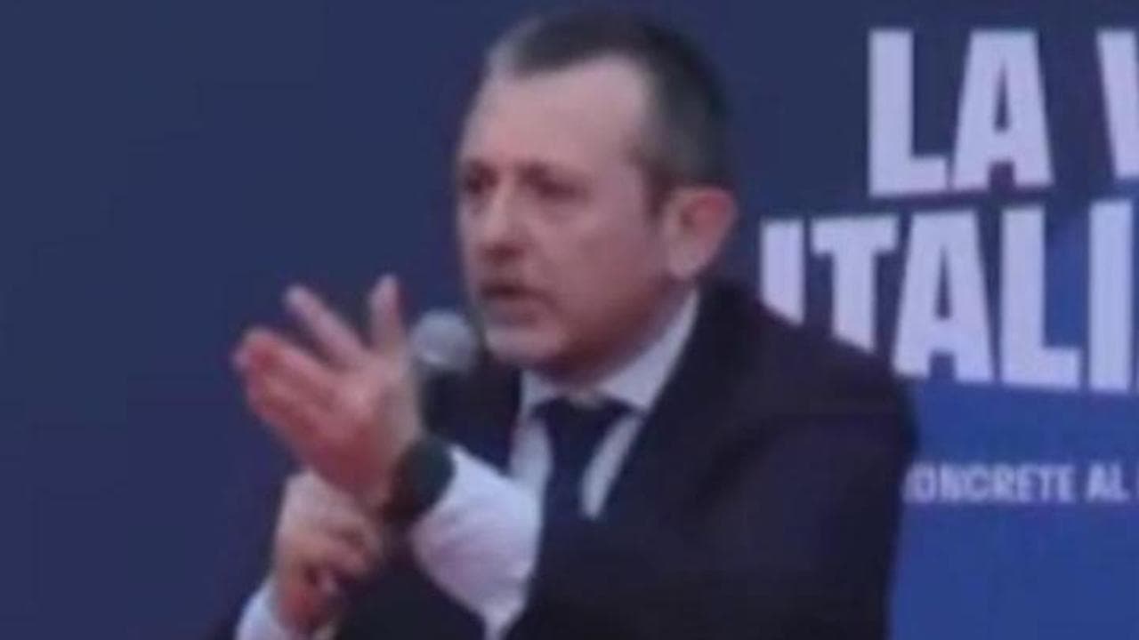 Atreju, il sottosegretario Delmastro: "Prendere a calci nel sedere chi occupa le case"
