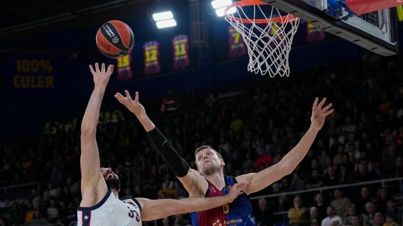 Duello sotto canestro tra Vesely e Mirotic