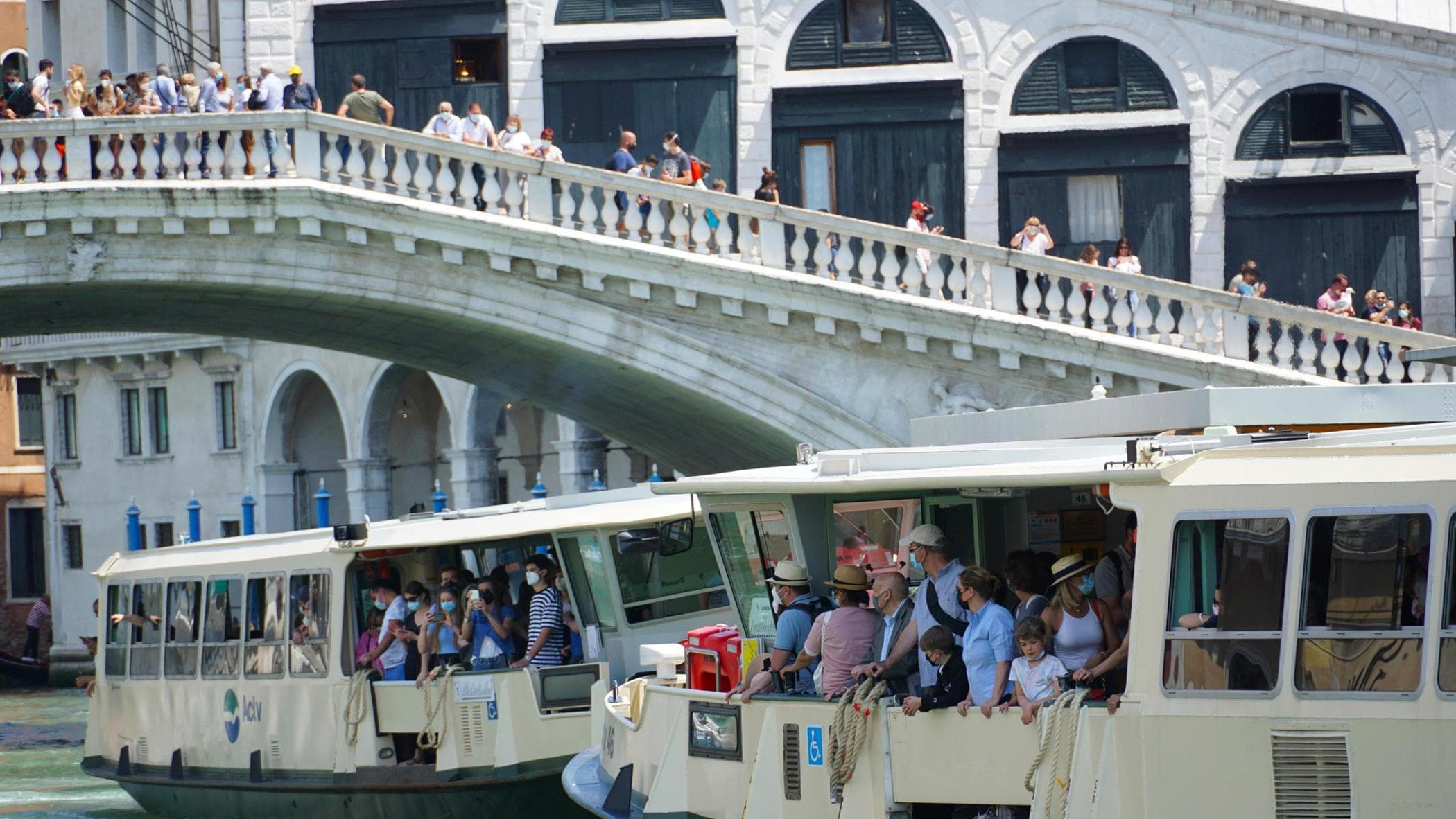 Venedik, lagünde halka açık vaporetto ile özel turist teknesi arasında çarpışma: Yaralılar var