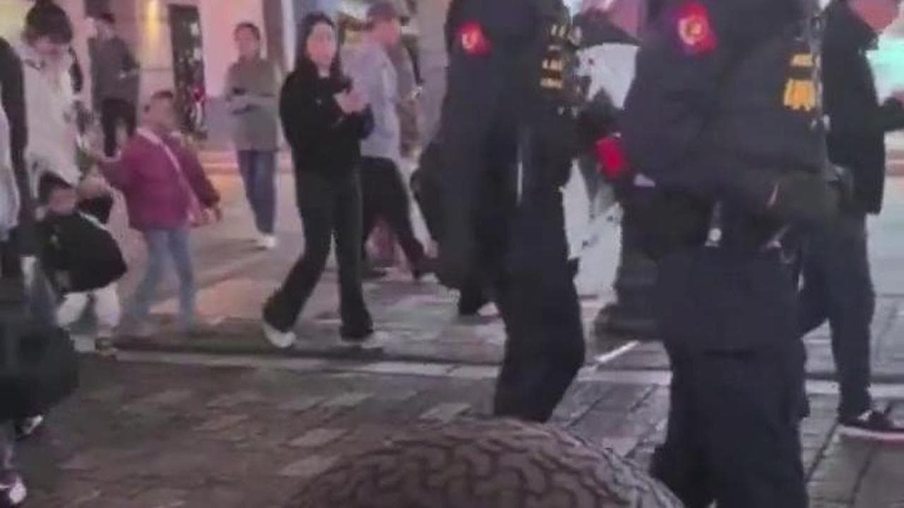 Cina, nella pattuglia dei poliziotti c'è un robot anfibio