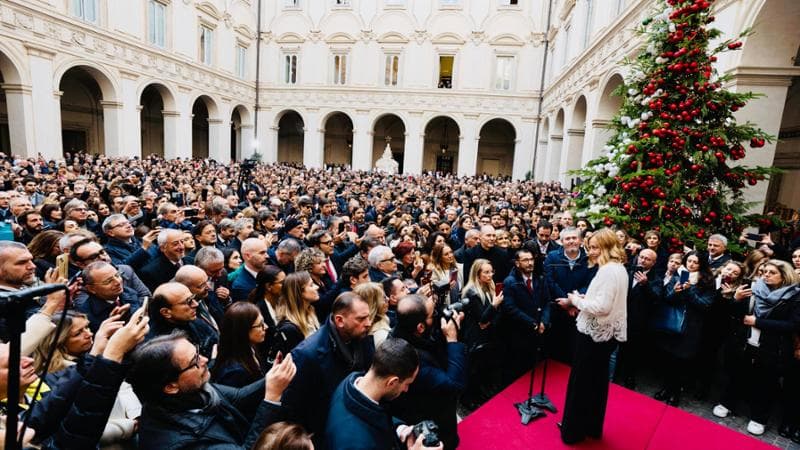 Roma, 12 dicembre: la premier e i ministri nel cortile di palazzo Chigi durante il brindisi di Natale con i dipendenti