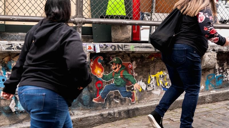 Seattle, Washington (Stati Uniti), 11 dicembre: sui muri compare un personaggio che si rifà a Luigi Mangione