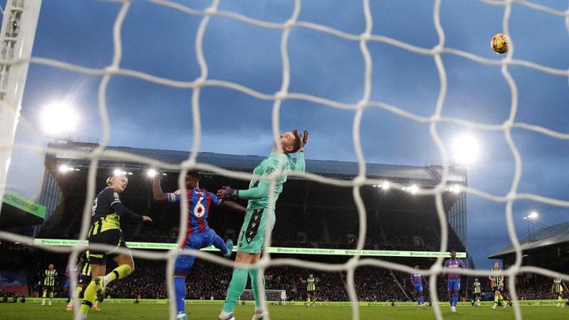 I rischi di Dean Henderson, se il portiere usa (un po’ troppo) la testa