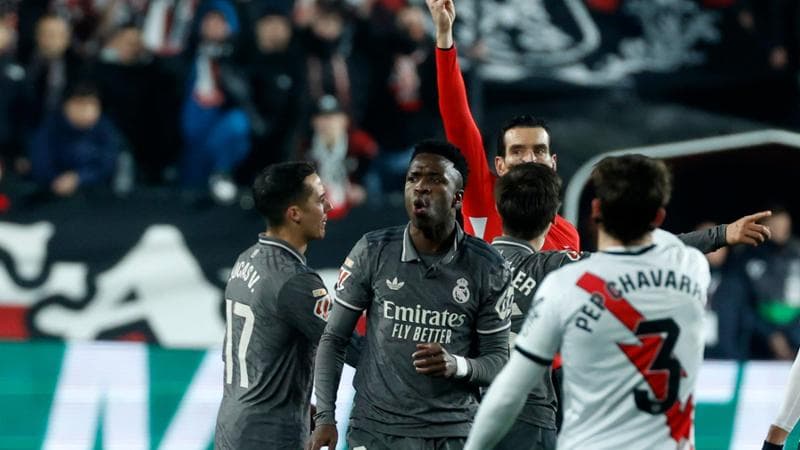 L'arbitro Martinez Munuera ammonisce Vinicius