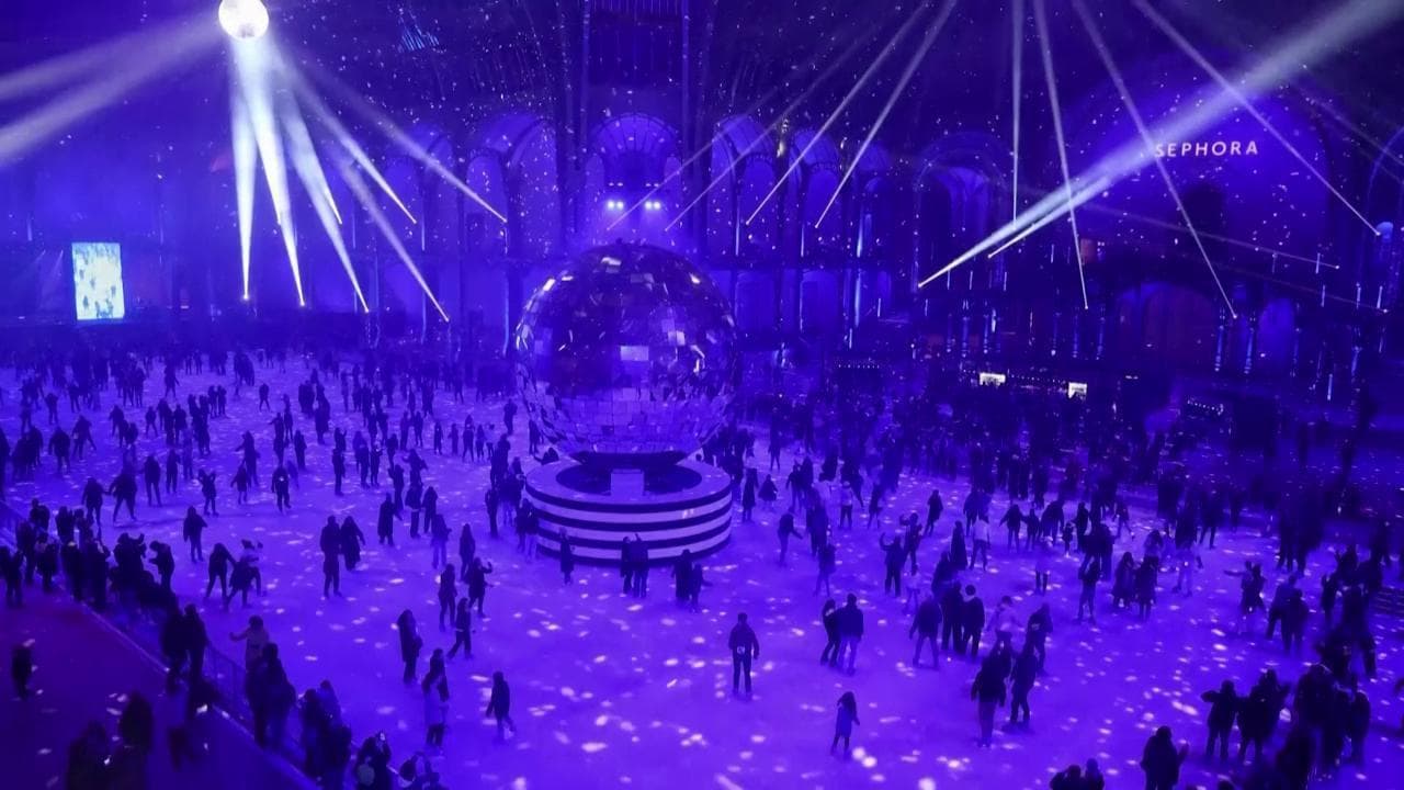 Parigi: il Grand Palais si trasforma per il Natale, ecco la pista di pattinaggio più grande al mondo