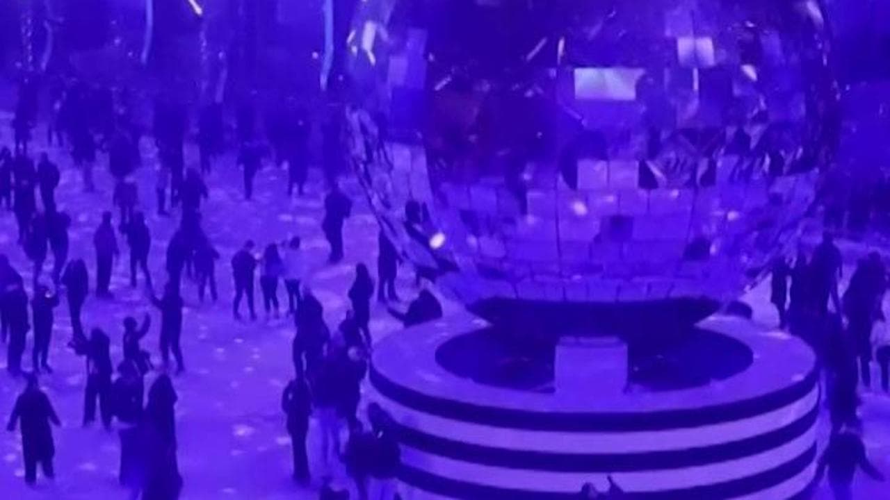 Parigi, il Grand Palais si trasforma per Natale: ecco la pista di pattinaggio più grande al mondo