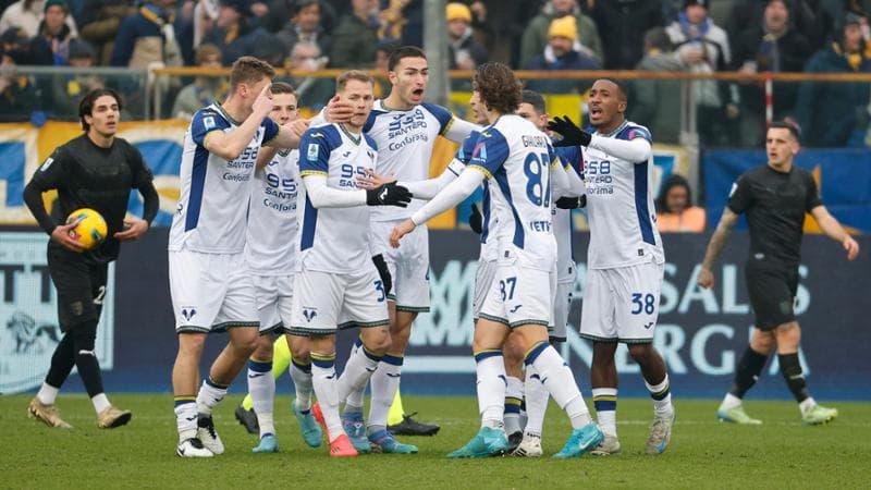 I giocatori del Verona esultano dopo il gol di Coppola