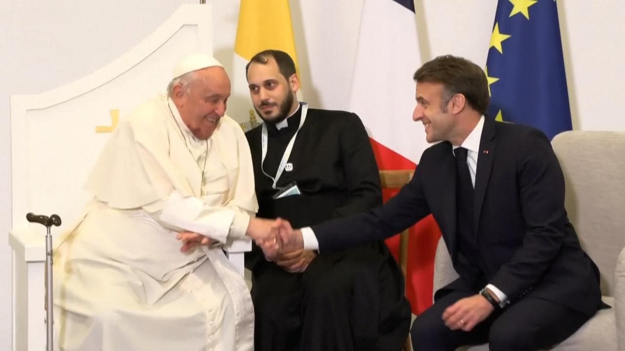 Ajaccio: Macron saluta il Papa e gli dona un libro su Notre Dame