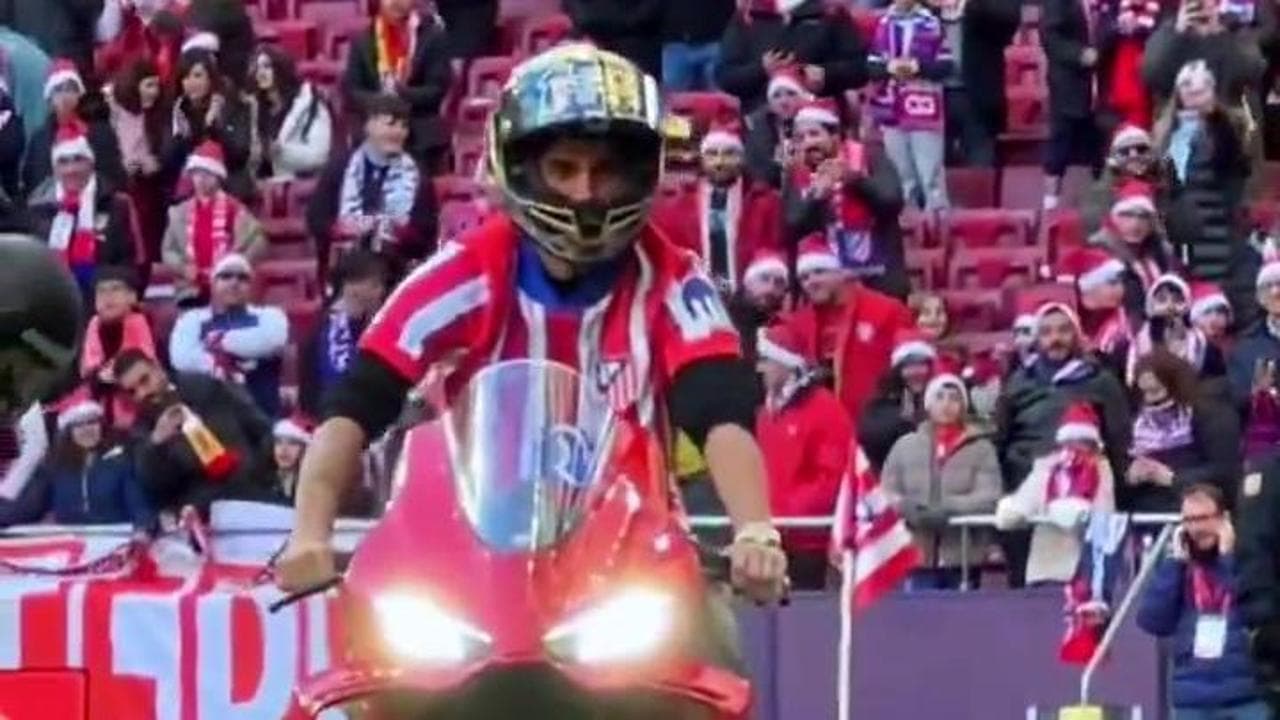 L'omaggio a Jorge Martin: il campione del mondo della Motogp sgasa nello stadio dell'Atletico Madrid