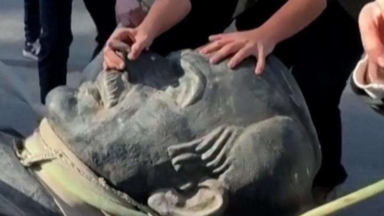 Damasco, la protesta degli studenti siriani: esultanze e foto sulla statua di Hafez al-Assad