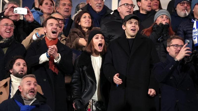 Keira  Knightley e Michael Fassbender esultano al primo gol del Como con la Roma