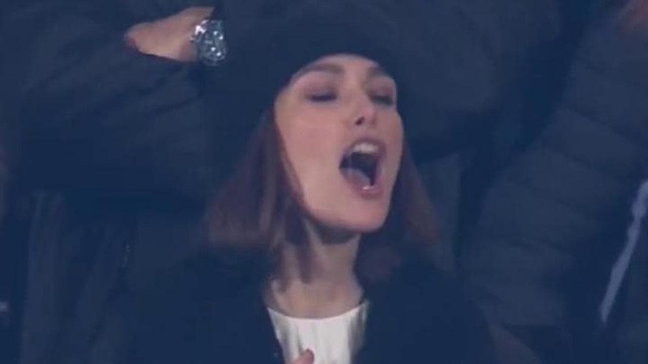 Como-Roma, Keira Knightley scatenata in tribuna: l'attrice esulta così al gol di Gabrielloni