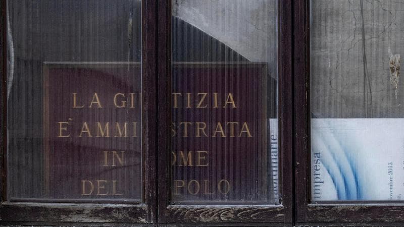 Roma, un cartello con la scritta “La giustizia è amministrata in nome del popolo” all’interno della Cassazione