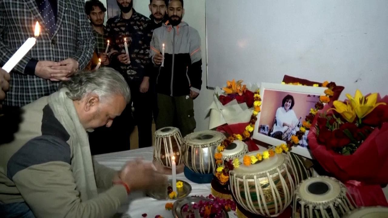 India, morto il maestro della tabla Zakir Hussain. L'omaggio degli studenti di musica