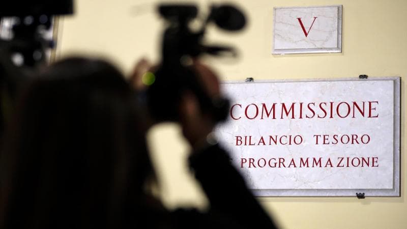 La targa dellla Commissioni Bilancio durante la discussione sulla manovra economica alla Commissione della Camera, Roma, 27 dicembre 2018. ANSA/ANGELO CARCONI