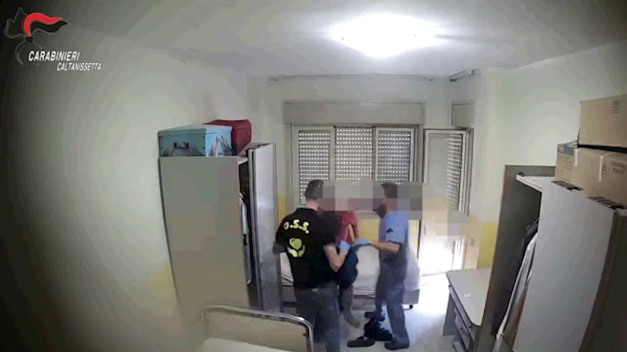 Caltanissetta, anziani maltrattati e legati alla sedia a rotelle in casa di riposo: 9 arresti