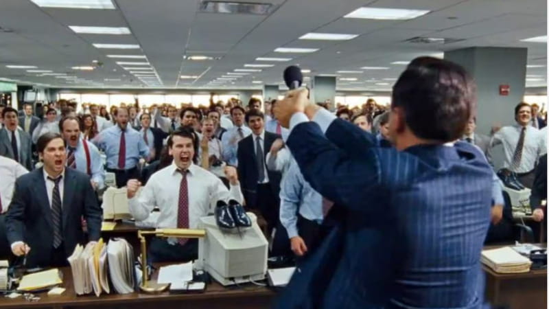 Una scena del film Wolf od Wall Street