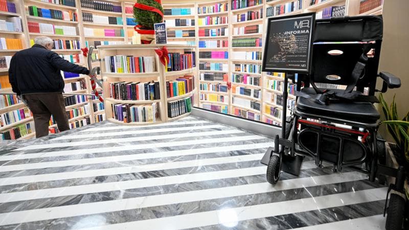 Napoli, 10 dicembre: un montascale a cingoli sostituisce l'ascensore rotto nella libreria Mondadori