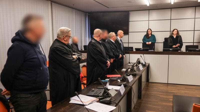 Alcuni degli imputati in aula a Wuppertal
