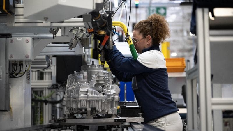 Un dipendente di Stellantis nello stabilimento di Mirafiori
