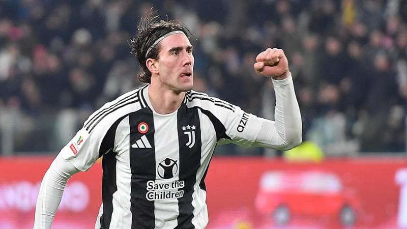 Vlahovic esulta dopo il gol
