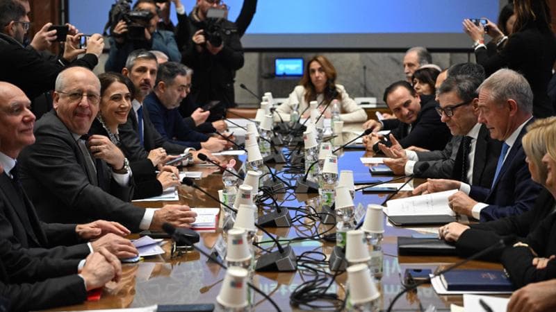 I ministri Adolfo Urso, Giancarlo Giorgetti e Marina Elvira Calderone, di fronte a Jean Philippe Imparato, responsabile Europa di Stellantis
