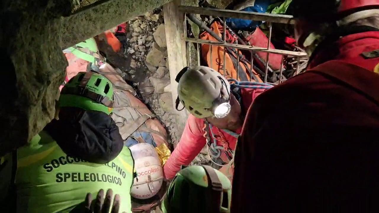 Ottavia Piana portata in salvo fuori dalla grotta: l'uscita della barella