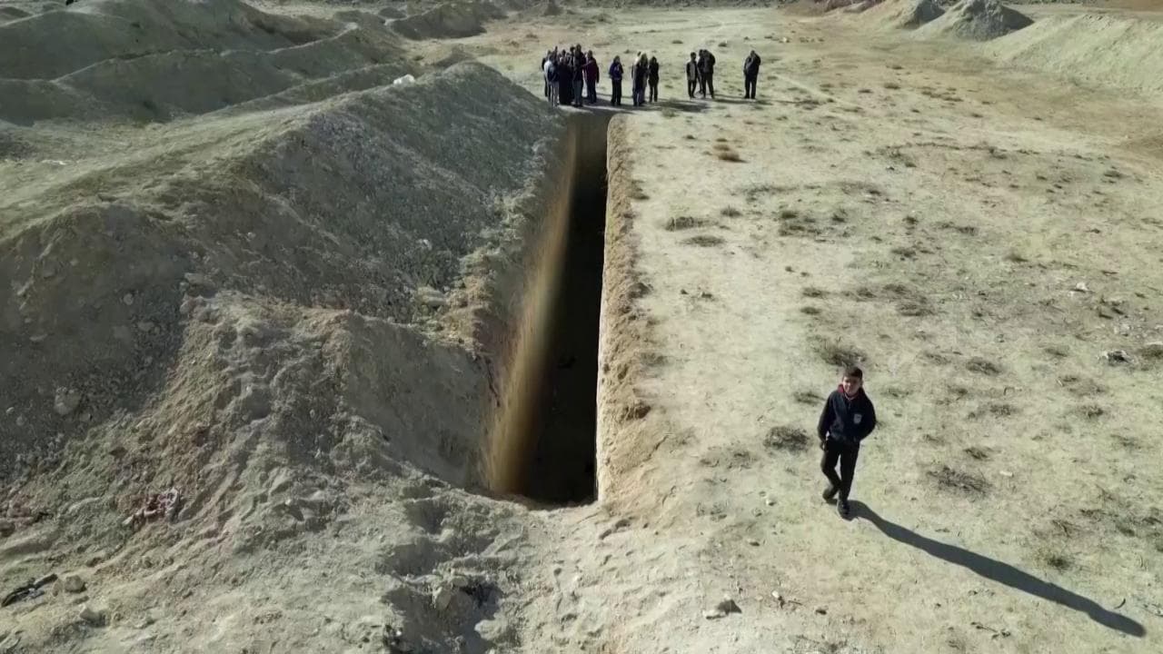 Siria, l'orrore alle porte di Damasco: "Oltre 100.000 corpi in una gigantesca fossa comune"