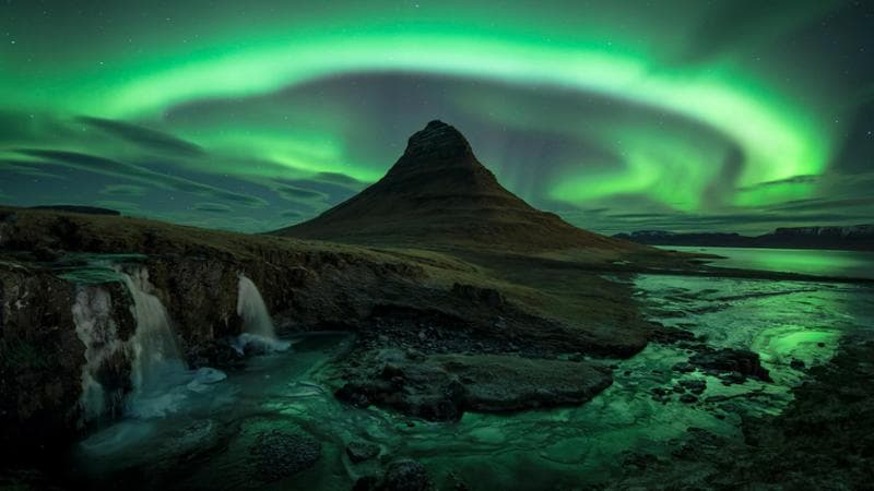 Aurora su Kirkjufell, vicino a Grundarfjörður, Islanda