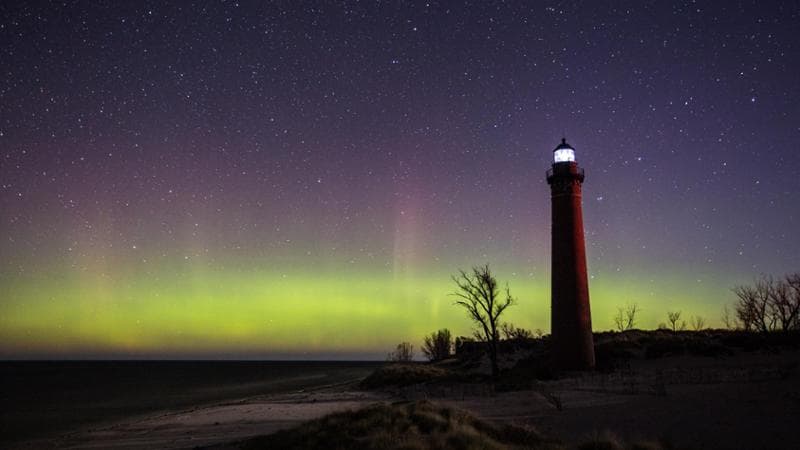 Aurora boreale sul faro del lago Michigan, Usa