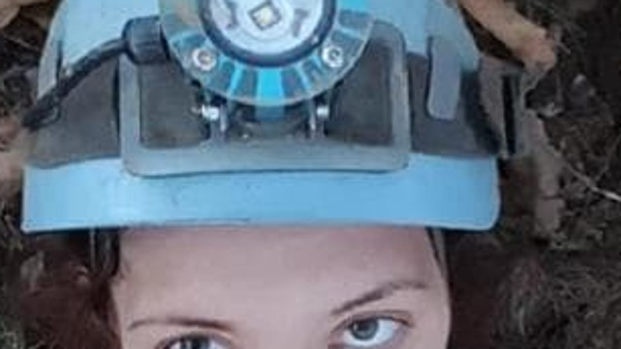 La speleologa Ottavia Piana è salva: portata fuori dalla grotta su una barella dai soccorritori