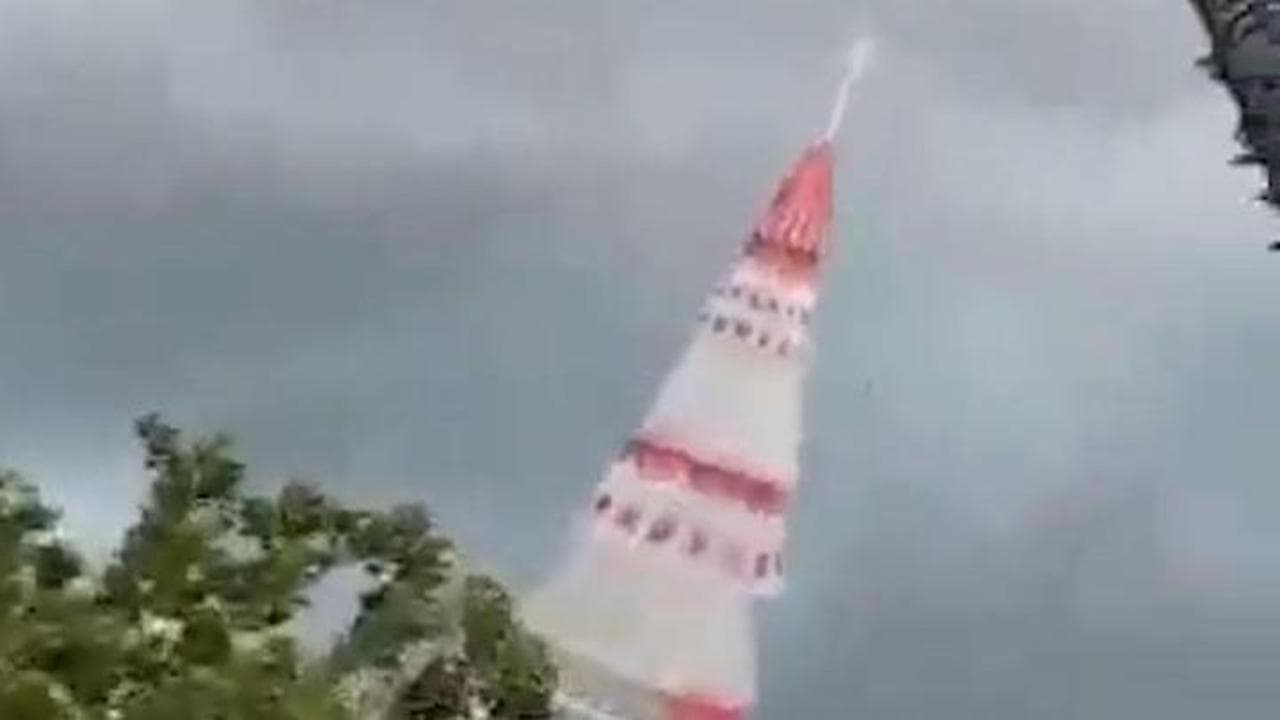 Rio de Janeiro, temporale abbatte il maxi-albero di Natale: le immagini del crollo