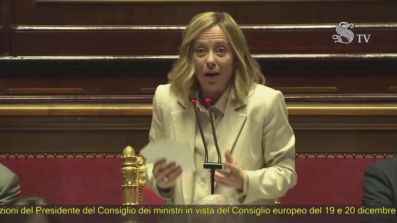Meloni a Renzi: "Amica di Milei? Lei col cappotto come Obama, io non mi faccio crescere le basette"