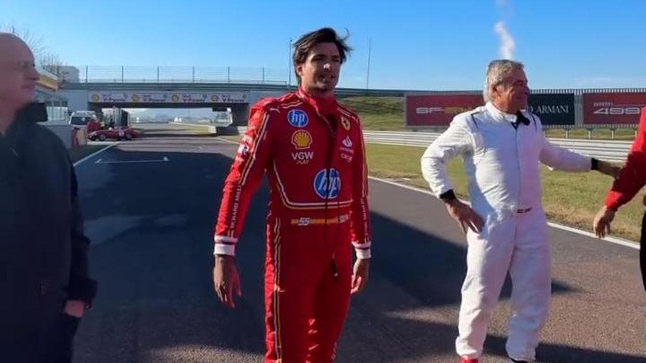 F1, l'addio speciale di Sainz alla Ferrari: il pilota spagnolo in pista col padre a Fiorano