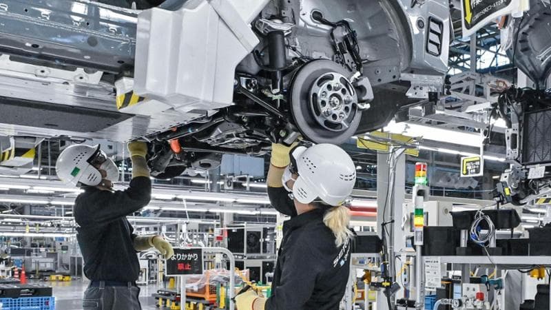 Operai al lavoro in uno stabilimento Nissan