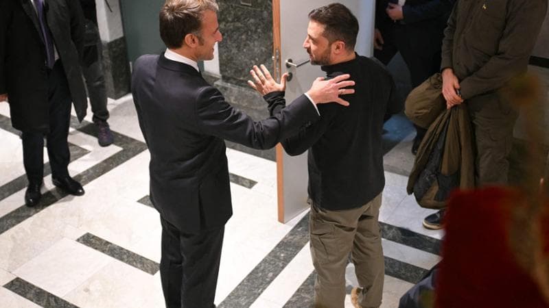 Macron e Zelensky in un incontro precedente al vertice di Bruxelles