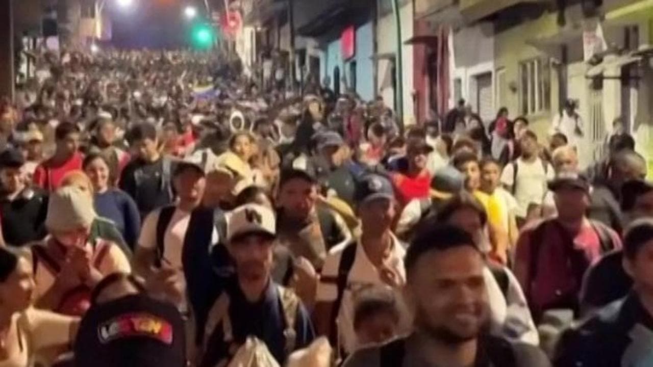 Messico, l'immensa carovana di migranti in cammino verso gli Usa per battere sul tempo Trump