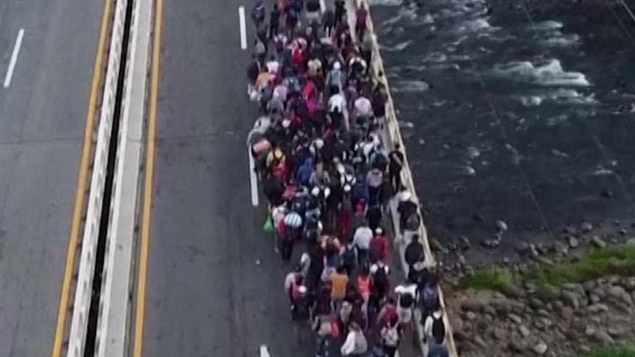 Messico, la carovana della speranza verso il confine Usa: "Prima che torni Trump"