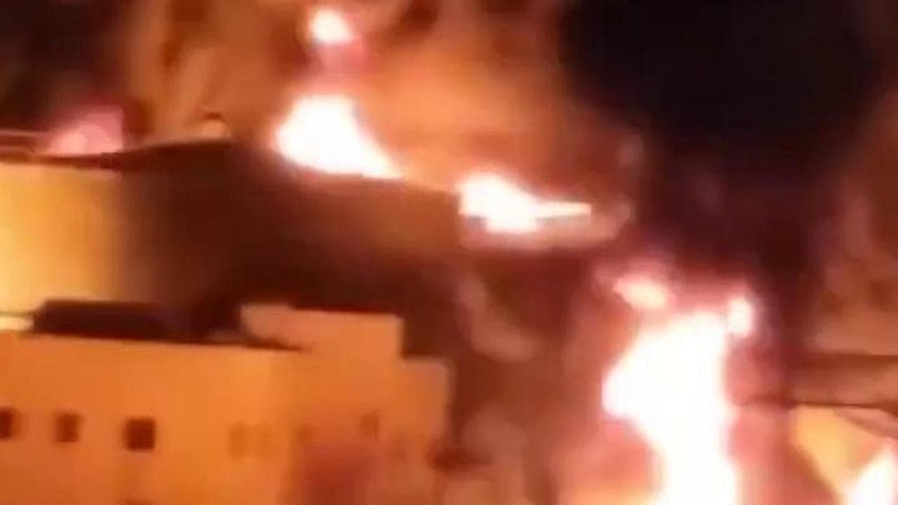 Yemen, raid israeliani sulle basi Houthi: enorme incendio divampa nella centrale elettrica di Sanaa