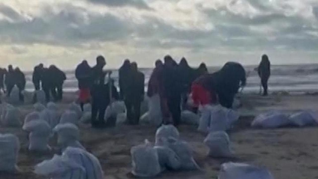 Russia: 4mila volontari per arginare il disastro ecologico causato dalla nave affondata