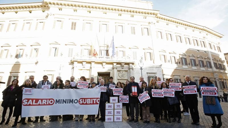 Salario minimo, riparte la battaglia di Pd, M5S e Avs: flash mob e firme consegnate alla Camera