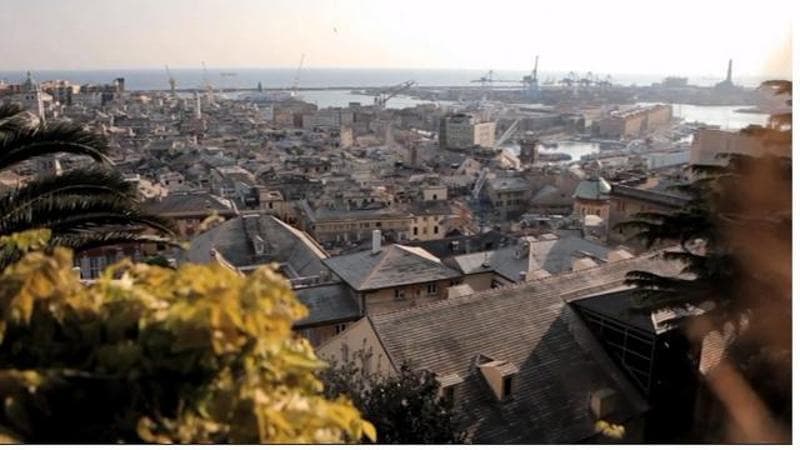 Veduta del porto di Genova