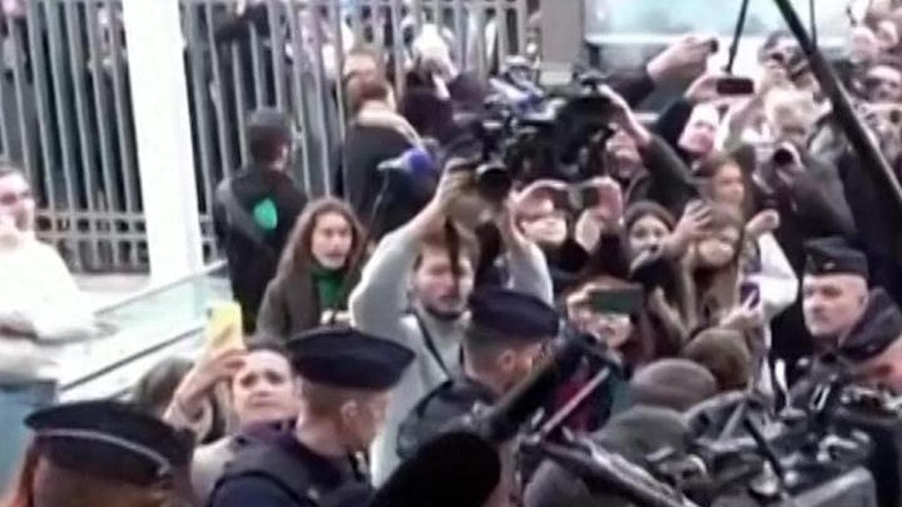Francia, Gisèle Pelicot lascia il tribunale tra le urla e i canti di gioia della folla