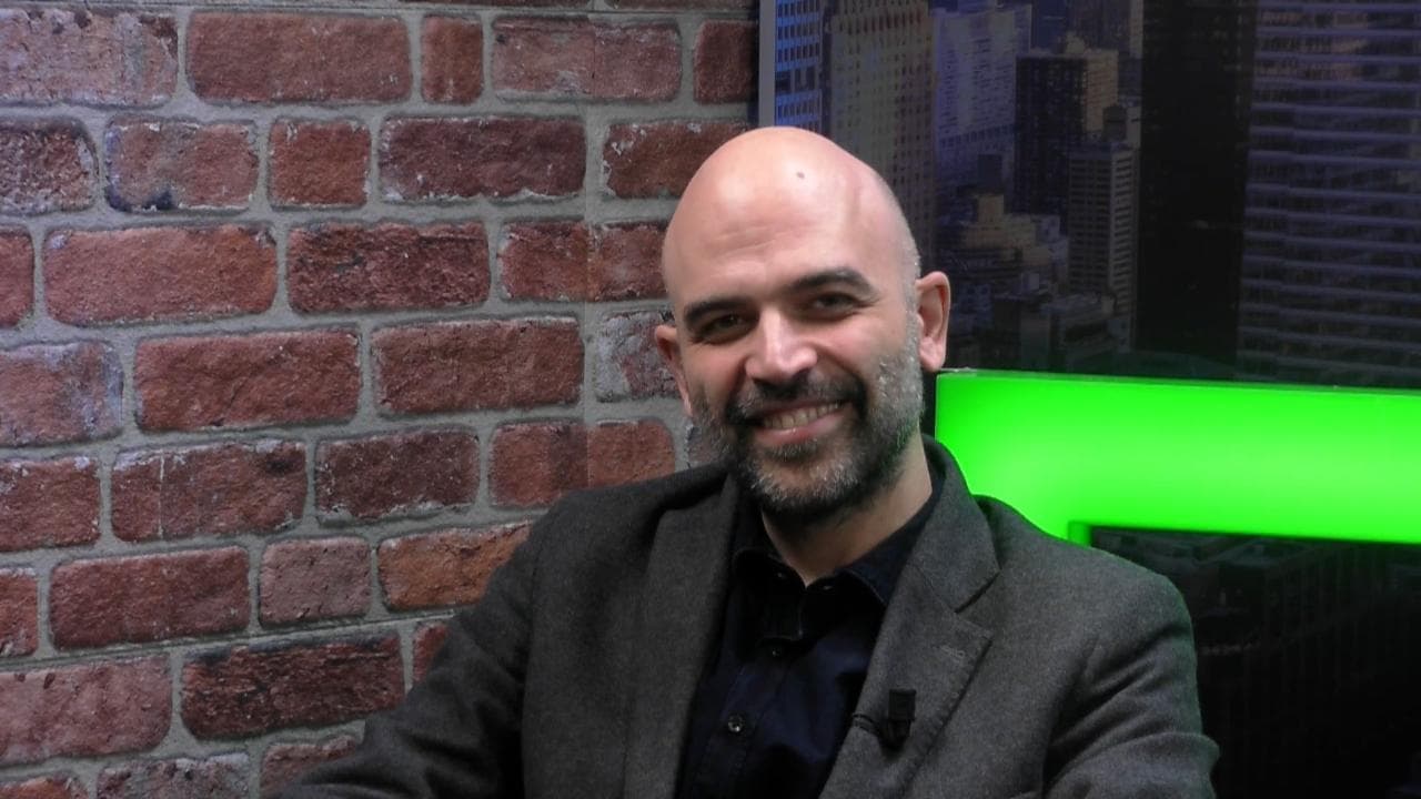 Le armi, la scorta, gli attacchi politici. Saviano si racconta: “La felicità? Fare una passeggiata”
